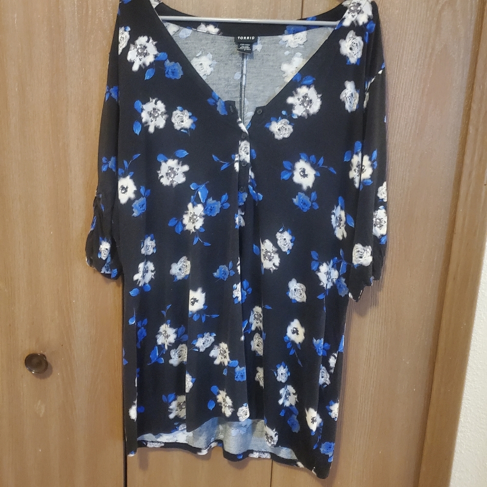 Torrid Women's Size 4 4XL Black Floral Classic Fit Henley Button SS T-Shirt Top